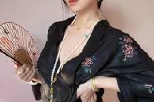 出圈名场面！51岁何润东身披25斤重铠甲亮相苏超“霸王”buff加满