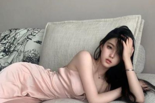 机场暖心举动：王鹤棣的温柔时刻